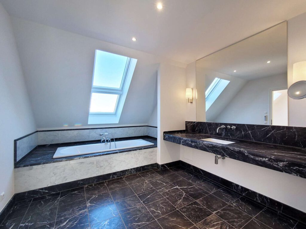 großes Master-Badezimmer