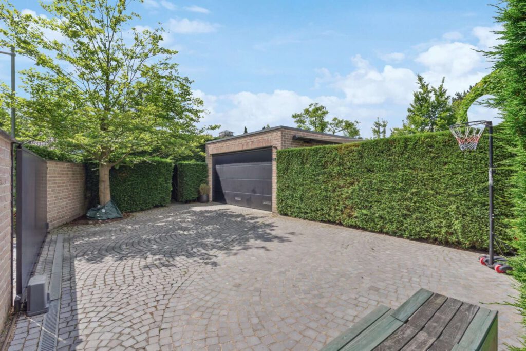 Vorplatz mit Garage
