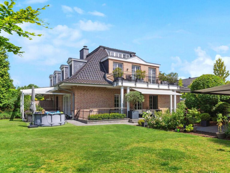 exklusive Villenhälfte mit Garten und Garage