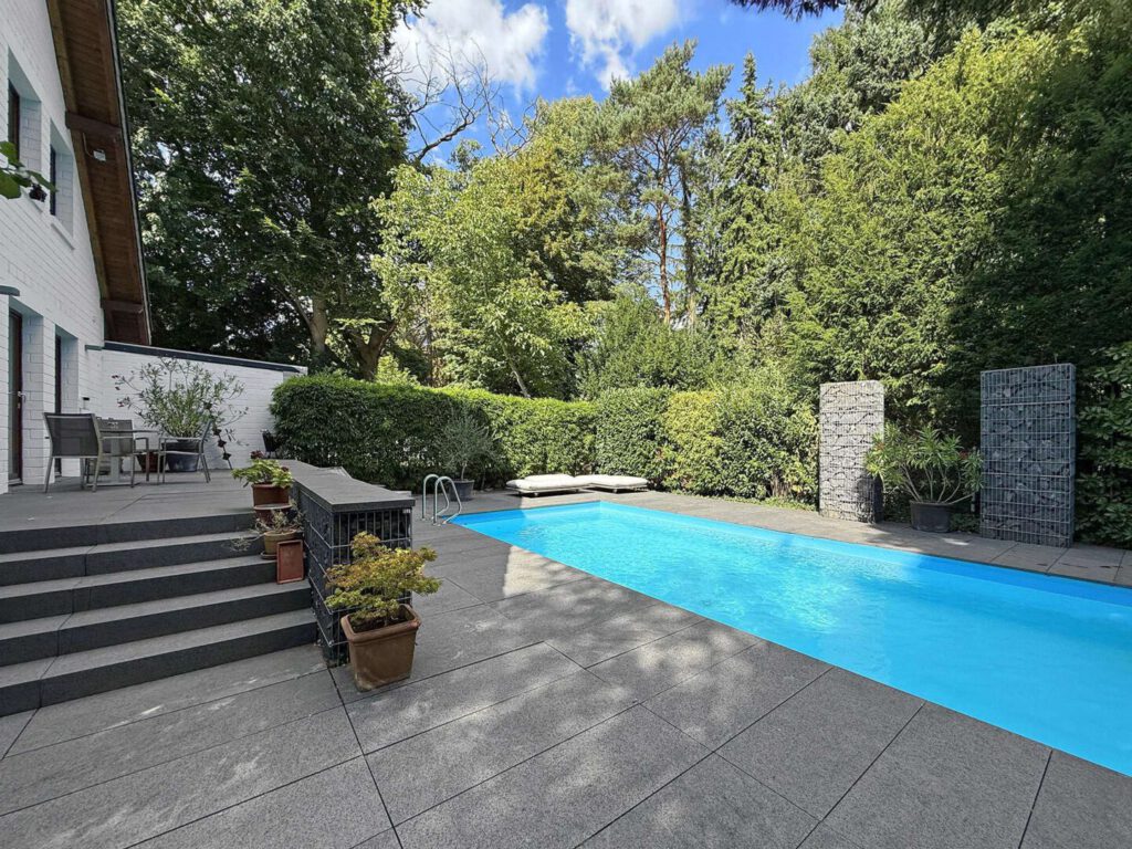 hintere Terrasse mit Pool