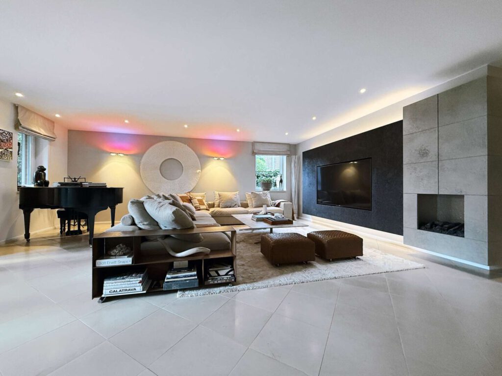 Wohnzimmer mit Kamin