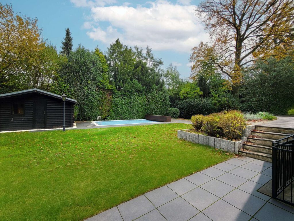 Garten mit Pool