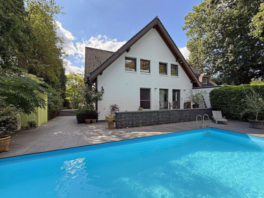 Hausansicht mit Pool