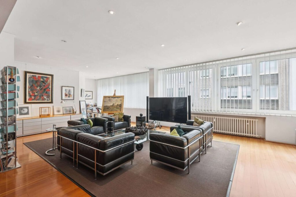 lichtdurchfluteter Wohnbereich