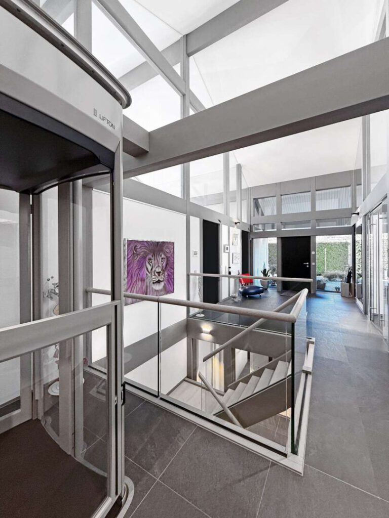 Empfangshalle mit Aufzug