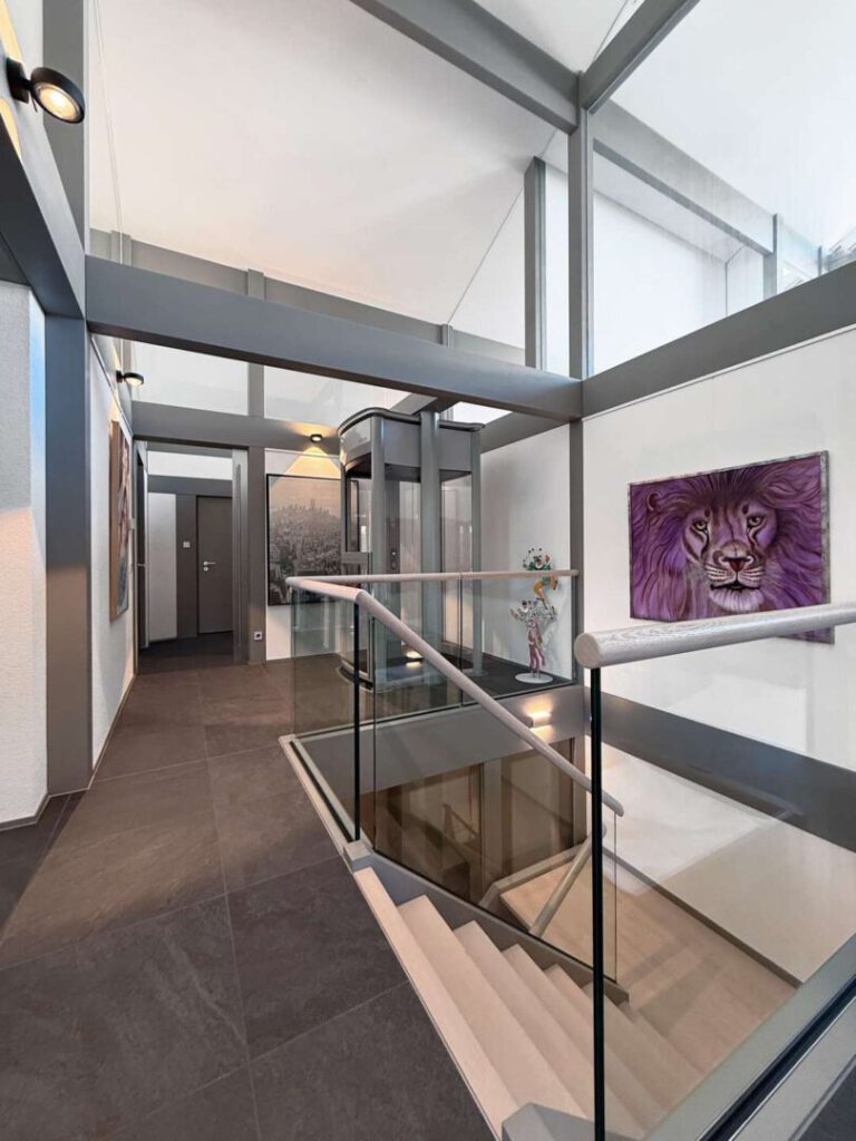 Treppe und Aufzug ins UG