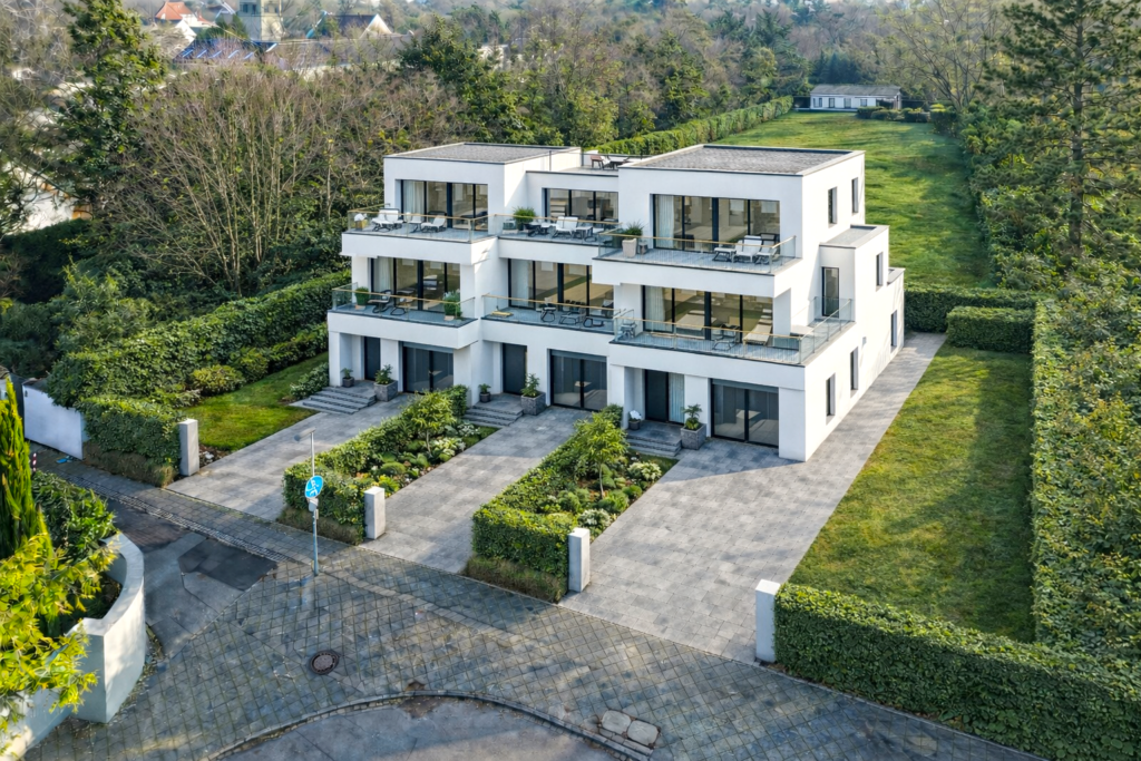 Bebauung mit Mehrfamilienhaus