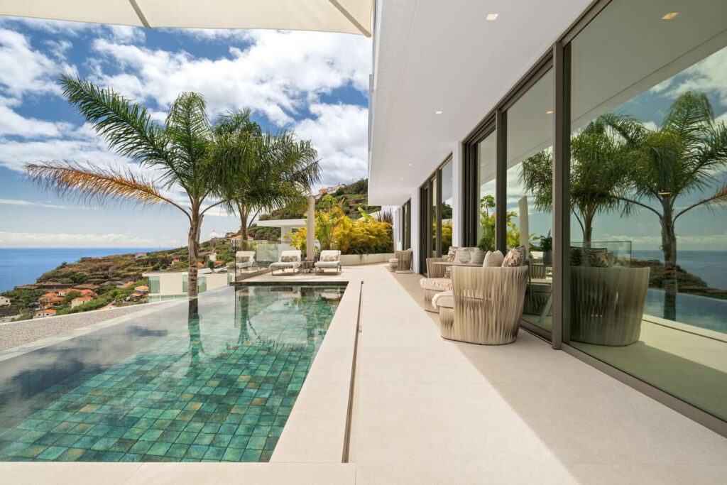 Terrasse mit Infinitypool