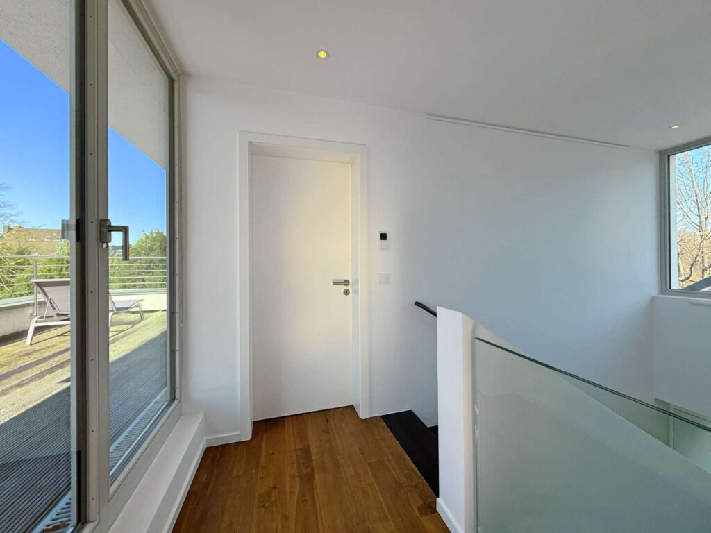 2. OG mit 2 Zimmern u. Terrasse