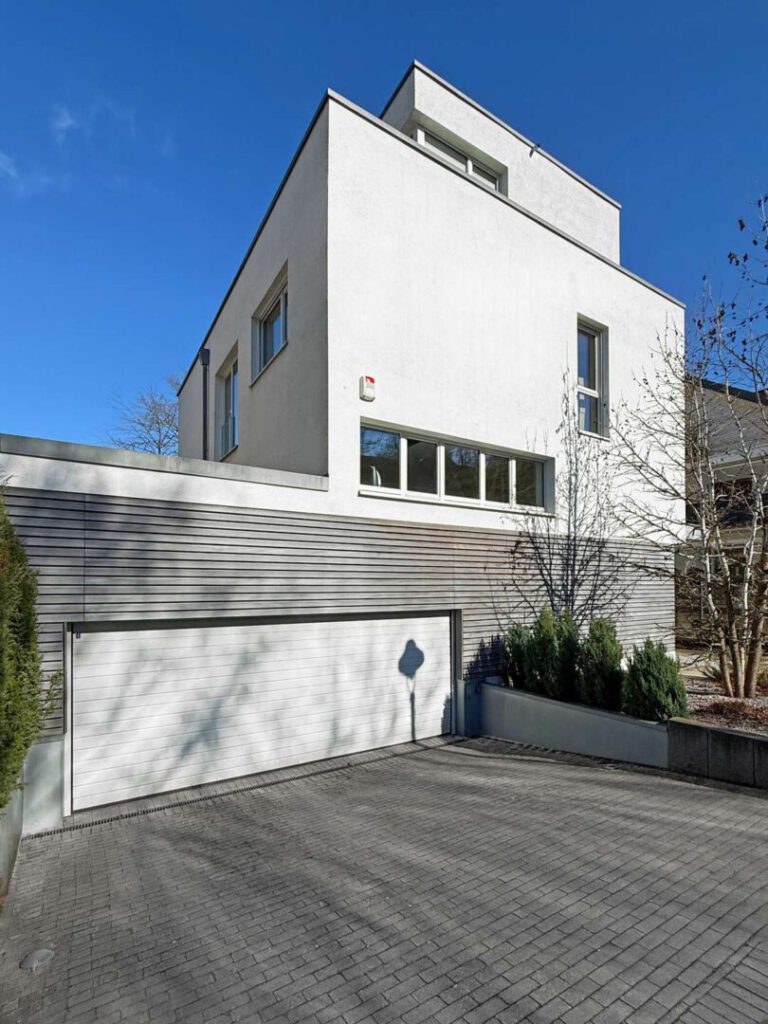 Hausansicht mit Garage