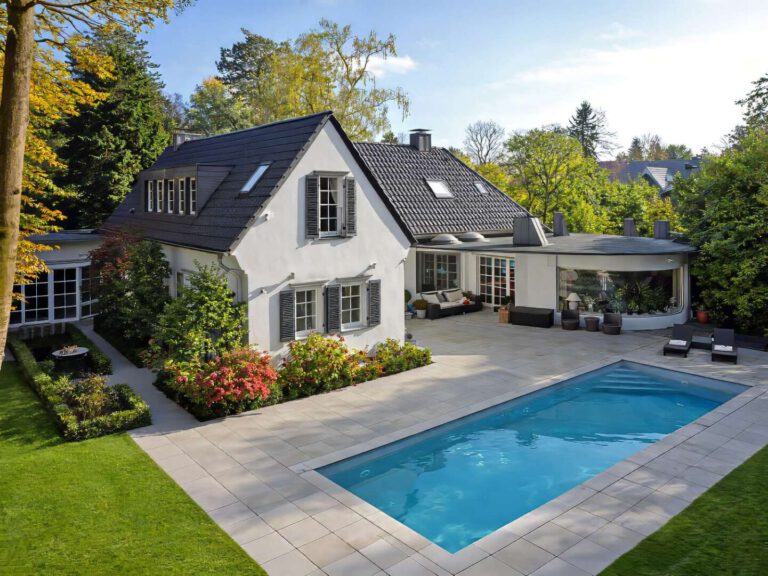 Villa mit Parkgrundtück und Außenschwimmbad in Meerbusch - Büderich