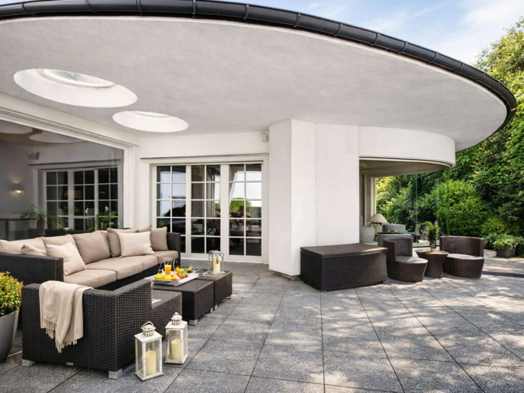 teilüberdachte Terrasse