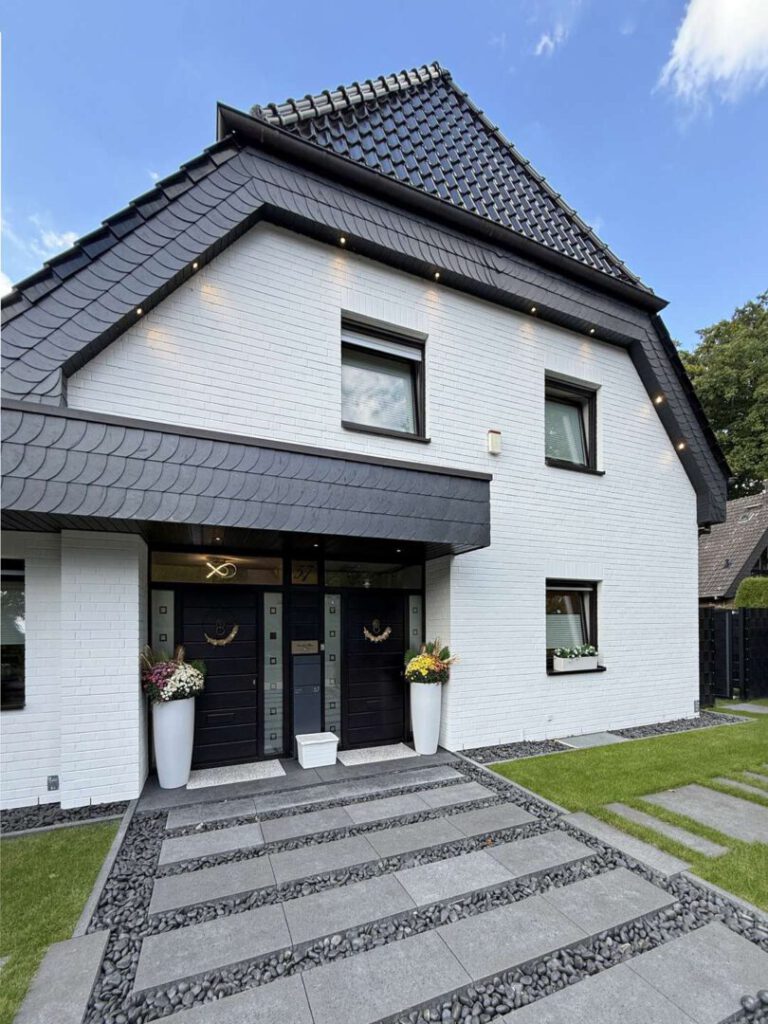 Eingangsbereich mit zwei Haustüren