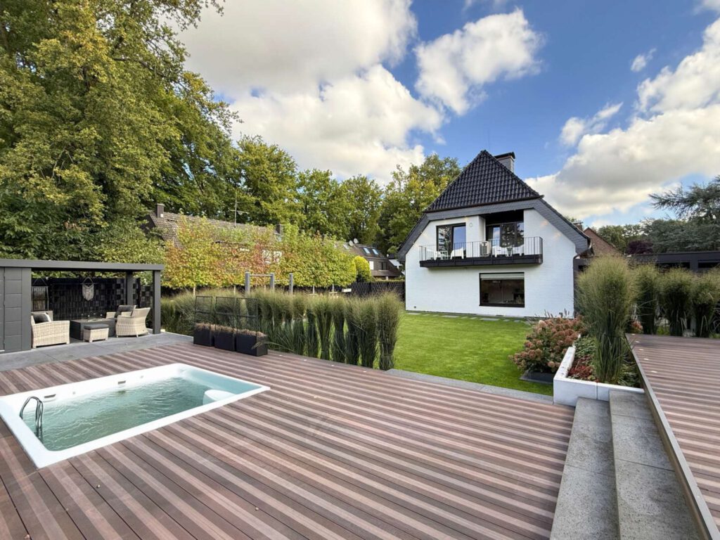 Terrassendeck mit Whirlpool und Spa