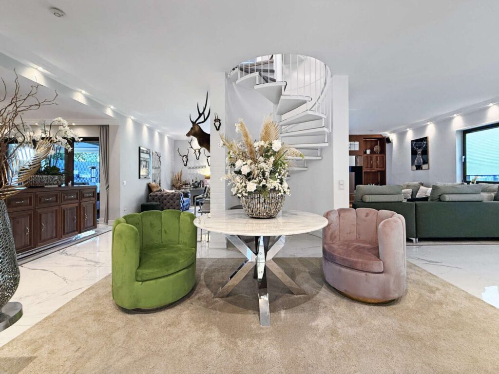 Wohnbereich mit Wendeltreppe