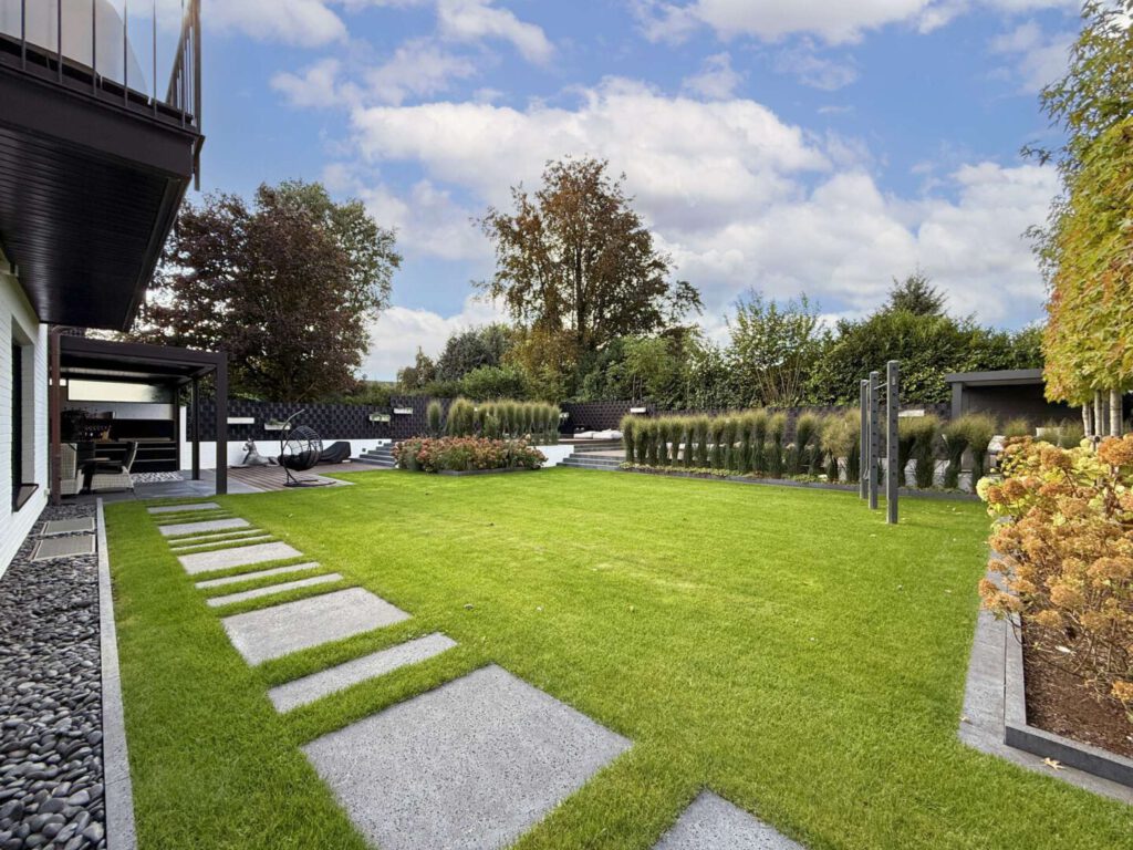 weitläufiger Garten