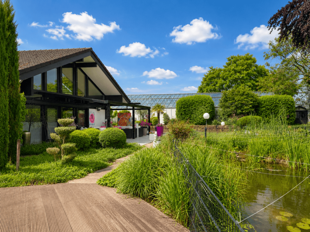 Garten mit Koiteich