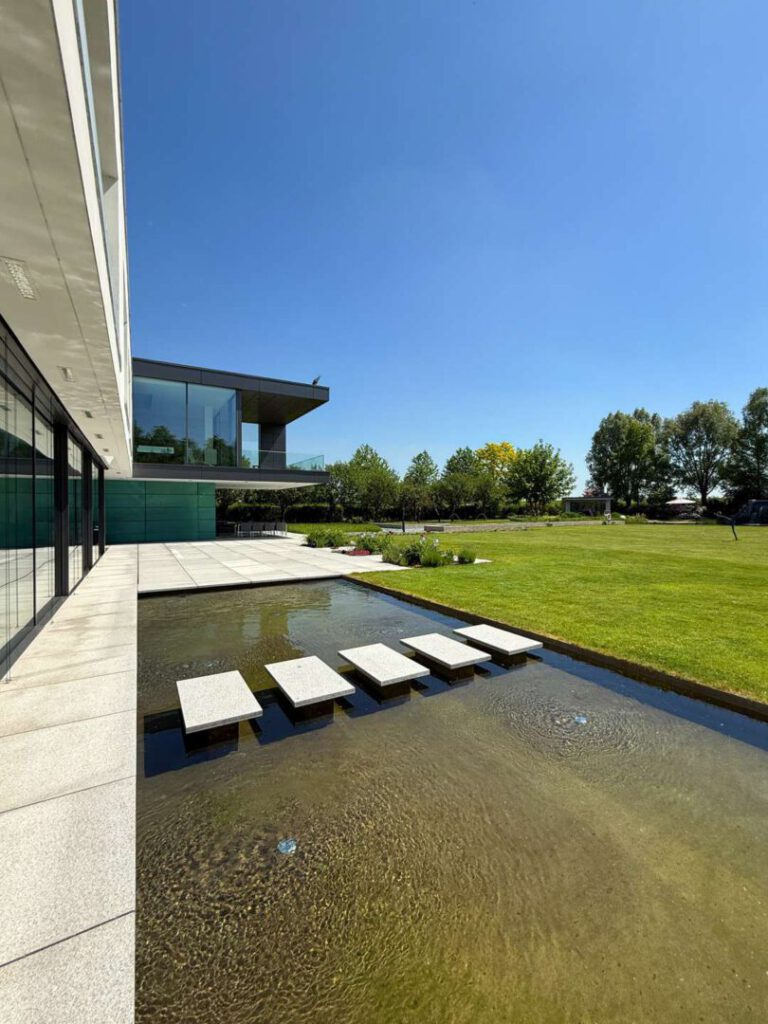 Wasserbecken am Büro
