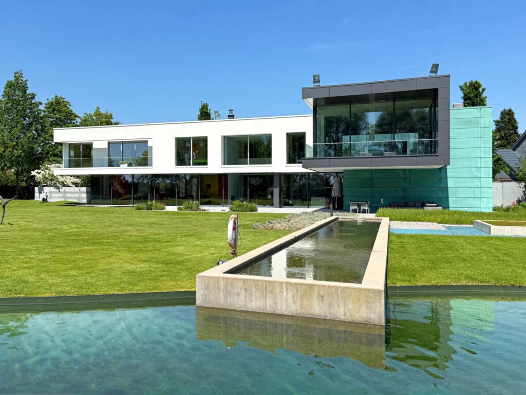 Hausansicht mit Wasserachse