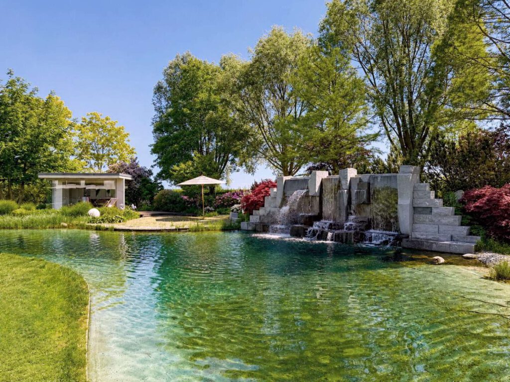 Schwimmteich mit Wasserfall