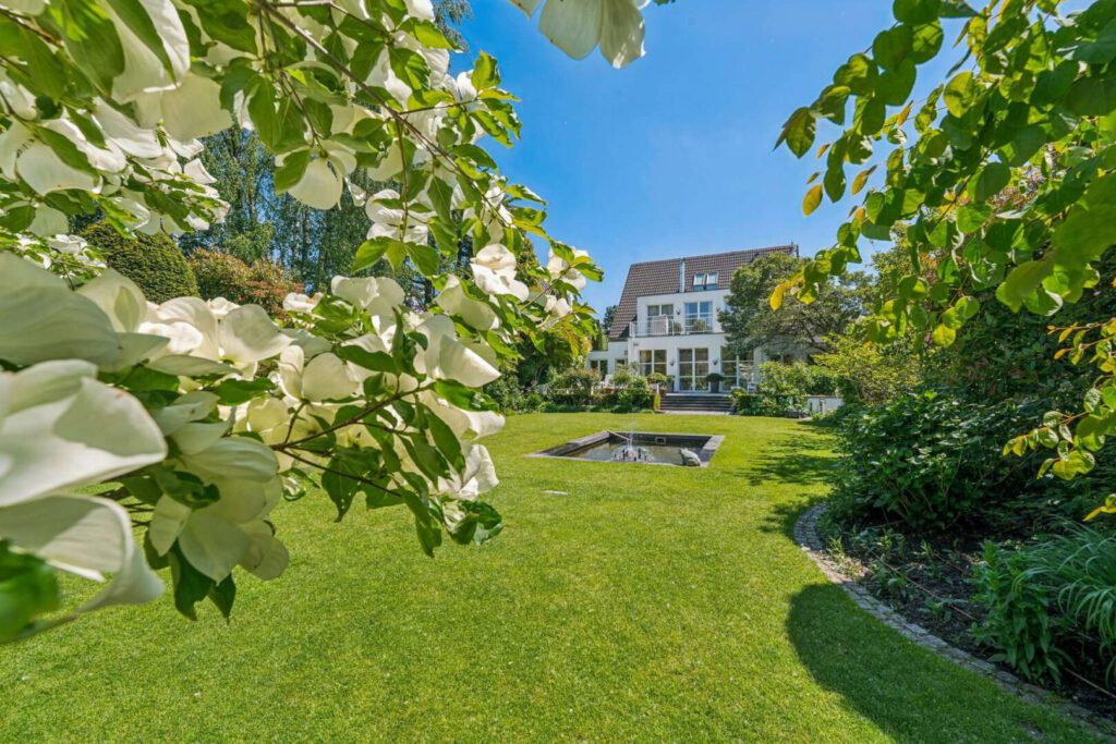weitläufiger Garten