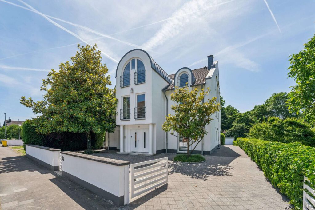 Hausansicht mit Vorplatz