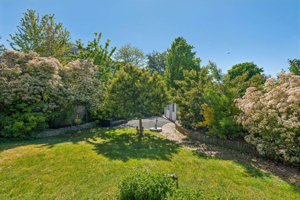 Garten mit Gartenhaus