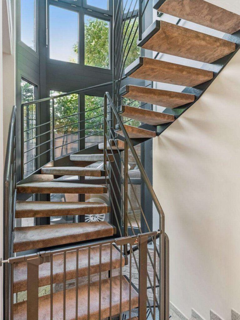 Wendeltreppe ins 1. OG