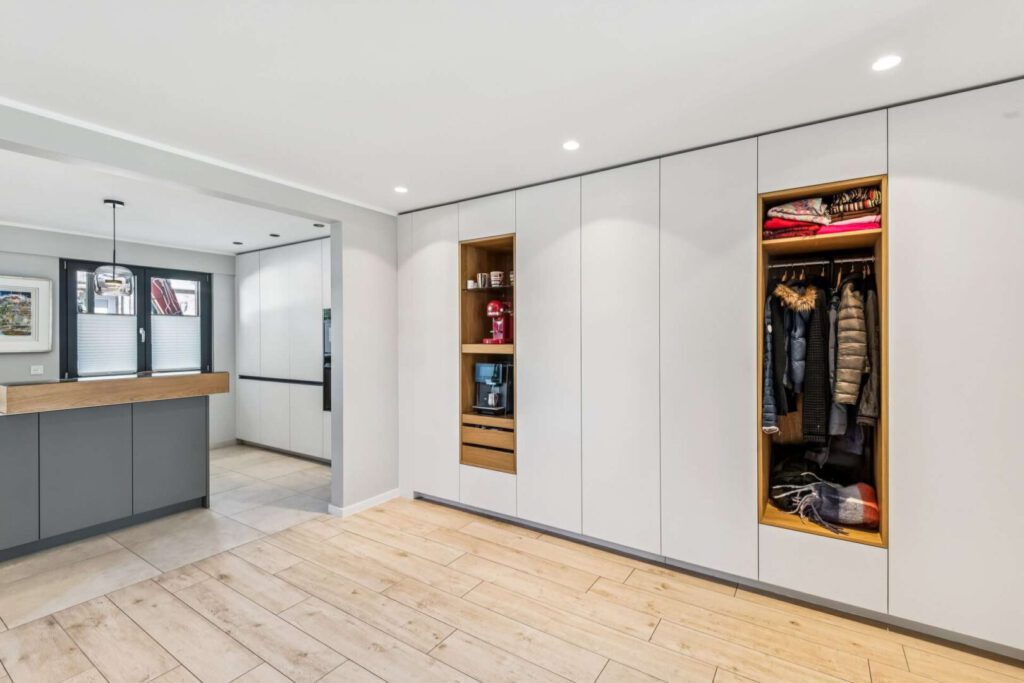 Entree mit Garderobe und Einbauschränken