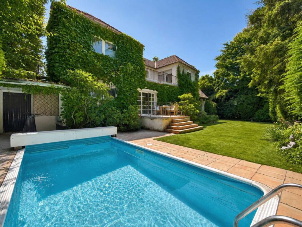 Pool und Hausansicht