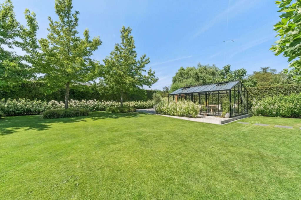 Garten mit Gewächshaus