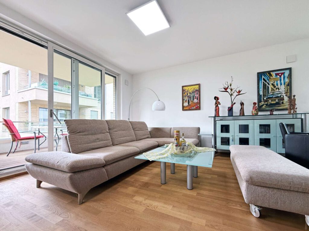 Wohnbereich mit Zugang zum Balkon