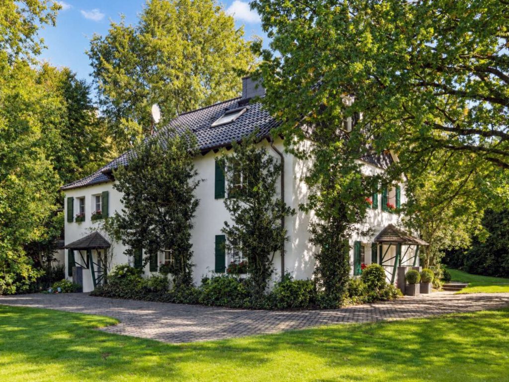 Landhaus auf Parkgrundstück in Mettmann 01