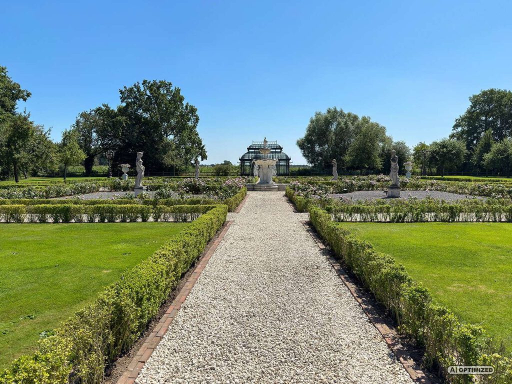 aufwendig angelegter Ziergarten