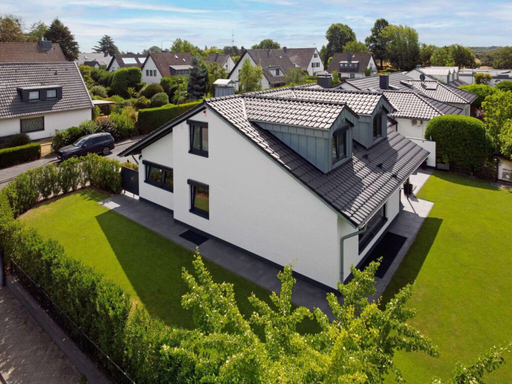 Hausansicht mit Garten