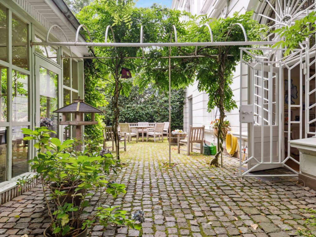 Terrasse mit Gartenpavillon
